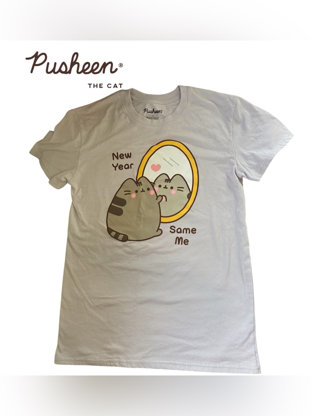PUSHEEN THE CAT T-SHIRT ‘NEW YEAR, SAME ME’ LIGHT PURPLE TEE
